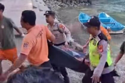 Evakuasi mayat di Pantai Baron, Gunungkidul, Rabu (3/9/2025). Foto: Tangkapan layar Instagram @ceritagunungkidul
