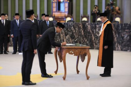 Juda Agung, dilantik sebagai Anggota Dewan Komisioner OJK Ex-officio Bank Indonesia. Foto: OJK