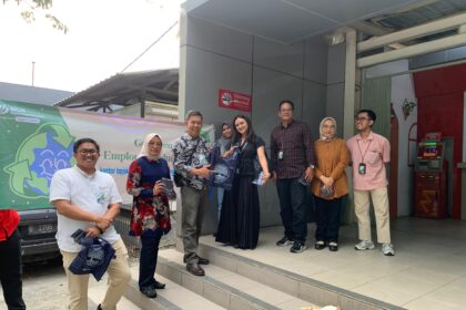 Karyawan BPJS Ketenagakerjaan Kantor Cabang Jakarta Grogol gelar kegiatan employee volunteering di Stasiun Pesing, Jakarta Barat. Foto: Ist