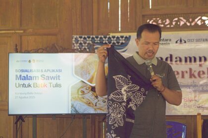 BNI memperkenalkan bahan baku alternatif yang ramah lingkungan, malam sawit berbasis stearin, kepada perajin batik di Kampung Batik Giriloyo, Bantul, Daerah Istimewa Yogyakarta. Foto: Dok BNI