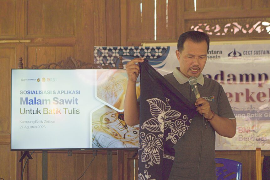 BNI memperkenalkan bahan baku alternatif yang ramah lingkungan, malam sawit berbasis stearin, kepada perajin batik di Kampung Batik Giriloyo, Bantul, Daerah Istimewa Yogyakarta. Foto: Dok BNI