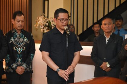 Menlu Sugiono, saat memimpin prosesi serah terima jenazah Zetro Leonardo Purba, dari Kementerian Luar Negeri kepada pihak keluarga di Bandara Internasional Soekarno-Hatta, Selasa (9/9/2025). Foto: Kemenlu RI