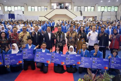 Pengukuhan Program Ekosistem Perguruan Tinggi serta Perjanjian Kerja Sama Penerbitan dan Pengelolaan Kartu Mahasiswa Co-Branding oleh Direktur Kelembagaan BNI Eko Setyo Nugroho bersama Rektor Universitas Pancasila Adnan Hamid di Gedung Serbaguna Universitas Pancasila, Jakarta, Kamis (18/9/2025). Foto: Dok BNI