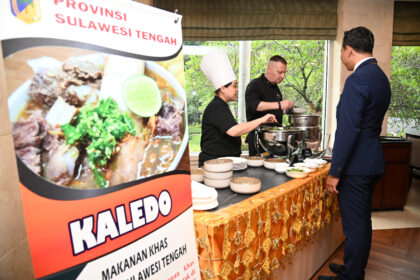Hotel Borobudur Jakarta hadirkan menu khas Sulawesi Tengah Sup Kaledo. Foto: Ist