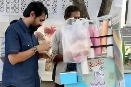 Gubernur Aceh , Muzakir Manaf sedang menikmati es krim dari pedagang bermotor plat BK (Sumut). Foto: FB