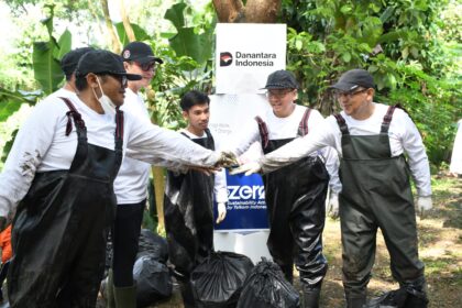 VP Sustainability Telkom Gunawan Wasisto dan Pandawara Group saat River Clean Up di Sungai Cioray, Bandung pada (20/9/2025). Foto: Telkom Indonesia