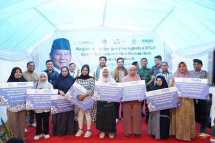 PNM bersama SMF meresmikan pencairan pembiayaan mikro perumahan di Kabupaten Wajo, Sengkang, Sulawesi Selatan. Foto: PNM