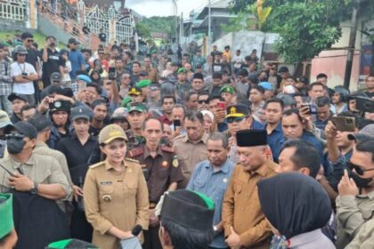 Gubernur Maluku Utara Sherly Tjoanda saat menemui massa aksi di Ternate. Foto: Ist