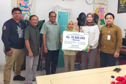 BPJS Ketenagakerjaan Cabang Plaza BPJamsostek serahkan santunan Jaminan Kecelakaan Kerja kepada ahli waris almarhum Komarudin, peserta program Bukan Penerima Upah. Foto: Ist
