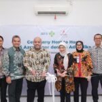 (kiri ke kanan) GM Provider Service AdMedika Andika Pratama Putra, Direktur Marketing & Bisnis AdMedika Muhamad Nasrun Ihsan, Direktur PT Artha Sabena Putra Rangga Hidayat Danukusumah, Direktur Utama AdMedika Dian Prambini, Direktur Utama RS Azra dr. Irma Rismayanty, MM, Manager PT Artha Sabena Putra Martanto Banu Siswanto saat meresmikan Host to Host Bridging System di Training Center RS Azra pada Jumat (12/9/2025). Foto: Telkom Indonesia