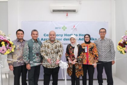 (kiri ke kanan) GM Provider Service AdMedika Andika Pratama Putra, Direktur Marketing & Bisnis AdMedika Muhamad Nasrun Ihsan, Direktur PT Artha Sabena Putra Rangga Hidayat Danukusumah, Direktur Utama AdMedika Dian Prambini, Direktur Utama RS Azra dr. Irma Rismayanty, MM, Manager PT Artha Sabena Putra Martanto Banu Siswanto saat meresmikan Host to Host Bridging System di Training Center RS Azra pada Jumat (12/9/2025). Foto: Telkom Indonesia