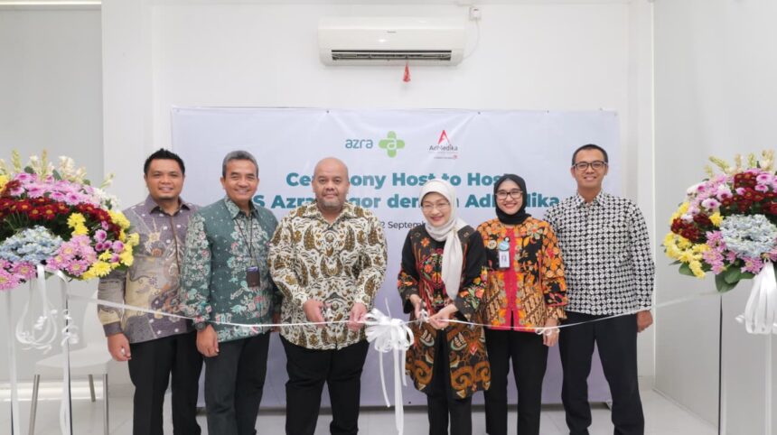 (kiri ke kanan) GM Provider Service AdMedika Andika Pratama Putra, Direktur Marketing & Bisnis AdMedika Muhamad Nasrun Ihsan, Direktur PT Artha Sabena Putra Rangga Hidayat Danukusumah, Direktur Utama AdMedika Dian Prambini, Direktur Utama RS Azra dr. Irma Rismayanty, MM, Manager PT Artha Sabena Putra Martanto Banu Siswanto saat meresmikan Host to Host Bridging System di Training Center RS Azra pada Jumat (12/9/2025). Foto: Telkom Indonesia