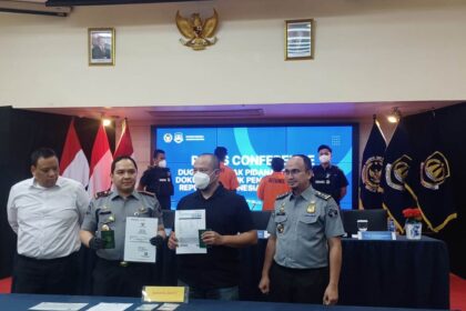 Kepala Kantor Imigrasi Jakarta Selatan, Bugie Kurniawan bersama jajaran dalam konfrensi pers pengungkapan kasus Dugaan Tindak Pidana Pemalsuan Dokumen Untuk Pengajuan Paspor RI dan Overstay di Kantor Imigrasi Jakarta Selatan, Senin (15/9/2025) siang. Foto: Joesvicar Iqbal/ipol.id