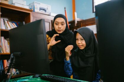 Siswa dan Guru sedang menggunakan Application, Network, Device (AND). Foto: Telkom Indonesia