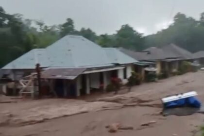 Kondisi banjir bandang di wilayah Kecamatan Mauponggo, Kabupaten Nagekeo, Nusa Tenggara Timur, Senin (8/9/2025). Foto: BPBD Kabupaten Nagekeo