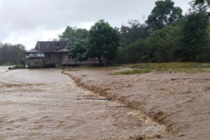 Kondisi bencana banjir bandang melanda di wilayah Kabupaten Nagekeo, Nusa Tenggara Timur, pada Selasa (9/9/2025). Foto: BPBD Kabupaten Negekeo
