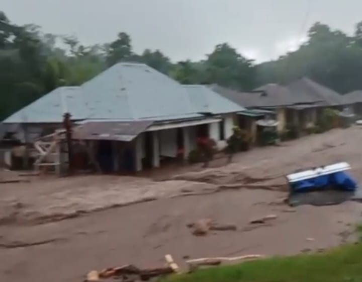Kondisi banjir bandang di wilayah Kecamatan Mauponggo, Kabupaten Nagekeo, Nusa Tenggara Timur, Senin (8/9/2025). Foto: BPBD Kabupaten Nagekeo
