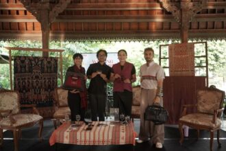 Head of Pendopo, Putu Laura bersama CEO of TORAJAMELO, Aparna Bhatnagar Saxena dalam acara kolaborasi Pendopo, TORAJAMELO, dan Bell Living Lab, turut hadir Deputy Chief of Mission Embassy of India Bijay Selvaraj dan Deputy for Cultural Creativity, Ministry of Tourism and Creative Economy Republic of Indonesia, Yuke Sri Rahayu di Museum Indonesia, Taman Mini Indonesia Indah (TMII), Jakarta, Kamis (11/9/2025). Foto: Ist