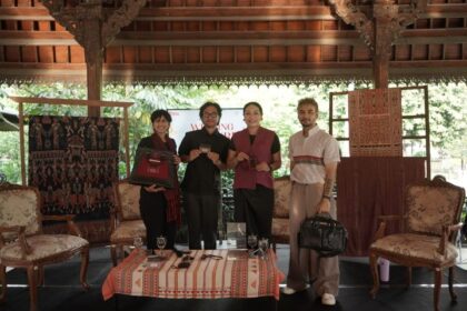 Head of Pendopo, Putu Laura bersama CEO of TORAJAMELO, Aparna Bhatnagar Saxena dalam acara kolaborasi Pendopo, TORAJAMELO, dan Bell Living Lab, turut hadir Deputy Chief of Mission Embassy of India Bijay Selvaraj dan Deputy for Cultural Creativity, Ministry of Tourism and Creative Economy Republic of Indonesia, Yuke Sri Rahayu di Museum Indonesia, Taman Mini Indonesia Indah (TMII), Jakarta, Kamis (11/9/2025). Foto: Ist