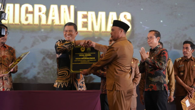 Menteri Mukhtarudin resmikan Desa Migran Emas di NTB. Foto: Kementerian P2MI