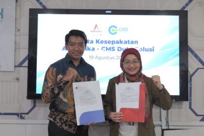 (kiri) Agung Dermawan CEO PT CMS Duta Solusi dan Direktur Utama AdMedika Dian Prambini (kanan) saat penandatanganan nota kesepakatan kolaborasi dalam pemanfaatan teknologi dalam peningkatan digitalisasi dan digitasi solusi layanan kesehatan di Jakarta, pada Selasa (19/8/2025). Foto: Telkom Indonesia
