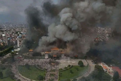 Gedung parlemen Nepal dibakar massa pengunjuk rasa. Foto: X