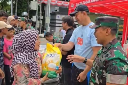 BULOG dan TNI kembali berkolaborasi menggelar pasar murah di Jakarta Pusat yang berlangsung pada Minggu (1/8/2025). Foto: Dok. BULOG
