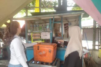 Diwawancarai awak media di Jalan Otista Raya, Kelurahan Bidara Cina, Kecamatan Jatinegara, Jakarta Timur, pedagang warung klontong Dwi, 48, mulai berani berjualan kembali saat Jakarta mulai kondusif, Senin (1/9/2025). Foto: Ist