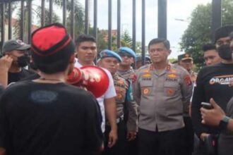 Kepala Kepolisian Daerah Kalimantan Tengah (Kapolda Kalteng), Irjen Pol Iwan Kurniawan dan jajaran saat pengamanan bersama Polresta Palangka Raya dalam aksi unjuk rasa dengan tertib, penuh kedamaian, belum lama ini. Foto: Ist