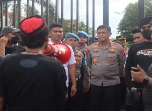 Kepala Kepolisian Daerah Kalimantan Tengah (Kapolda Kalteng), Irjen Pol Iwan Kurniawan dan jajaran saat pengamanan bersama Polresta Palangka Raya dalam aksi unjuk rasa dengan tertib, penuh kedamaian, belum lama ini. Foto: Ist