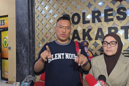 Anggota DPR RI Uya Kuya bersama istri tercinta Astri mendatangi Polres Metro Jakarta Timur, Rabu (3/9/2025), bakal menempuh jalur restorative justice (RJ) kasus penjarahan rumahnya melibatkan perempuan lanjut usia (Lansia). Foto: Ist