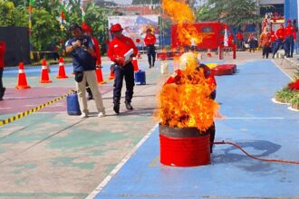 Suasana saat salah satu peserta berupaya menjinakkan api dalam lomba Relawan Pemadam Kebakaran (Redkar) tingkat kota di kantor Suku Dinas Penanggulangan Kebakaran dan Penyelamatan (Gulkarmat) Jakarta Timur, Kamis (4/9/2025). Foto: Ist