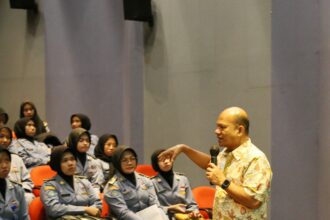 Vice President Human Resources (HR) Divisi Bogasari, Anwar, dalam acara Kick Off Bogasari Mengajar untuk SMK wilayah Kelurahan Lagoa dan Kelurahan Kalibaru, Tanjung Priok, Jakarta Utara. Giat berlangsung di Ruang Auditorium, Gedung Lab Center pabrik Bogasari Jakarta, Kamis (4/9/2025). Foto: Ist