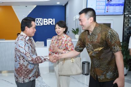Direktur Utama BRI Hery Gunardi menyapa langsung nasabah di Branch Office BRI Kelapa Gading dan Wakil Direktur Utama BRI Agus Noorsanto hadir di Branch Office BRI Bandung Asia Afrika. Foto: Dok BRI