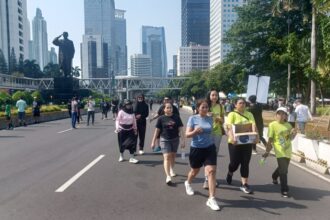 Warga Jakarta dan sekitarnya antusias berolahraga dalam kegiatan Car Free Day digelar di sepanjang Jalan Jenderal Sudirman, Jakarta, pada Minggu pagi. Foto: Joesvicar Iqbal/dok/ipol.id