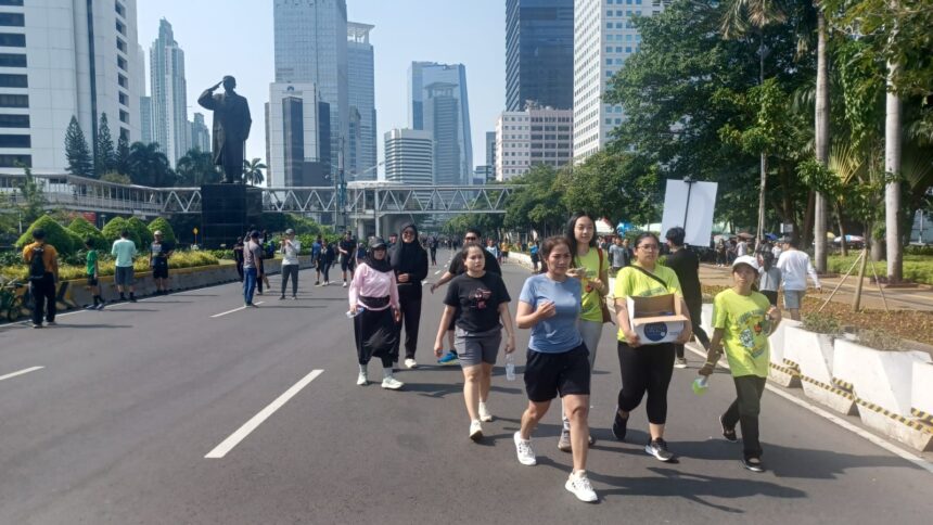 Warga Jakarta dan sekitarnya antusias berolahraga dalam kegiatan Car Free Day digelar di sepanjang Jalan Jenderal Sudirman, Jakarta, pada Minggu pagi. Foto: Joesvicar Iqbal/dok/ipol.id
