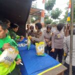 Suasana para pengemudi ojek online (Ojol) menerima bantuan sosial berupa 5 kilo beras SPHP dalam kegiatan Doa Bersama dan Bhakti Kesehatan kepada Komunitas Ojek Online di depan Masjid Nur Abu Wizar Mapolres Metro Jakarta Selatan, Selasa (9/9/2025). Foto: Joesvicar Iqbal/ipol.id