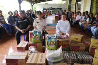 Penjabat (Pj) Gubernur Papua Agus Fatoni bersama jajaran Pemerintah Provinsi Papua melaksanakan kunjungan kerja sekaligus memberikan bantuan kepada sejumlah lembaga pendidikan dan keagamaan di Kota Jayapura.