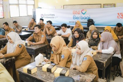 Sejalan dengan pilar Astacita Pemerintah dalam meningkatkan kualitas manusia Indonesia, BNI meluncurkan program Tanggung Jawab Sosial dan Lingkungan (TJSL) berupa pengembangan karakter bagi siswa serta sertifikasi internasional TOEIC untuk 100 guru Bahasa Inggris di Nusa Tenggara Barat (NTB). Foto: Dok BNI
