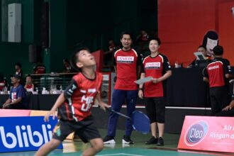 Mantan ganda campuran peraih medali emas Olimpiade Rio de Janeiro 2016 yang juga menjabat sebagai Penasihat Teknik PB Djarum, Liliyana Natsir dan Tontowi Ahmad kembali memantau bakat para peserta Audisi Umum PB Djarum. Foto/Megapro