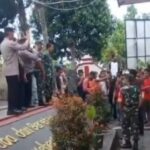 Warga datangi sekolah ingin bertemu oknum guru yang diduga menginjak siswanya. Foto: Tangkap layar TikTok @sumedangekspres.