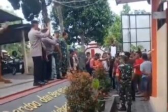 Warga datangi sekolah ingin bertemu oknum guru yang diduga menginjak siswanya. Foto: Tangkap layar TikTok @sumedangekspres.