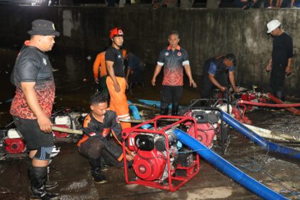 Sejumlah tim gabungan bahu membahu melakukan penyedotan air banjir yang masih tergenang di Pasar Badung, Kota Denpasar, Bali pada Rabu (10/9/2025) malam. Foto: Ist