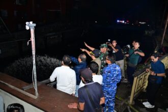 Suasana Kepala BNPB Letjen TNI Suharyanto (kemeja dan rompi hijau) dan jajaran saat meninjau lokasi terdampak banjir di Pasar Badung, Kota Denpasar, Bali, Rabu (10/9/2025) malam. Foto: Ist