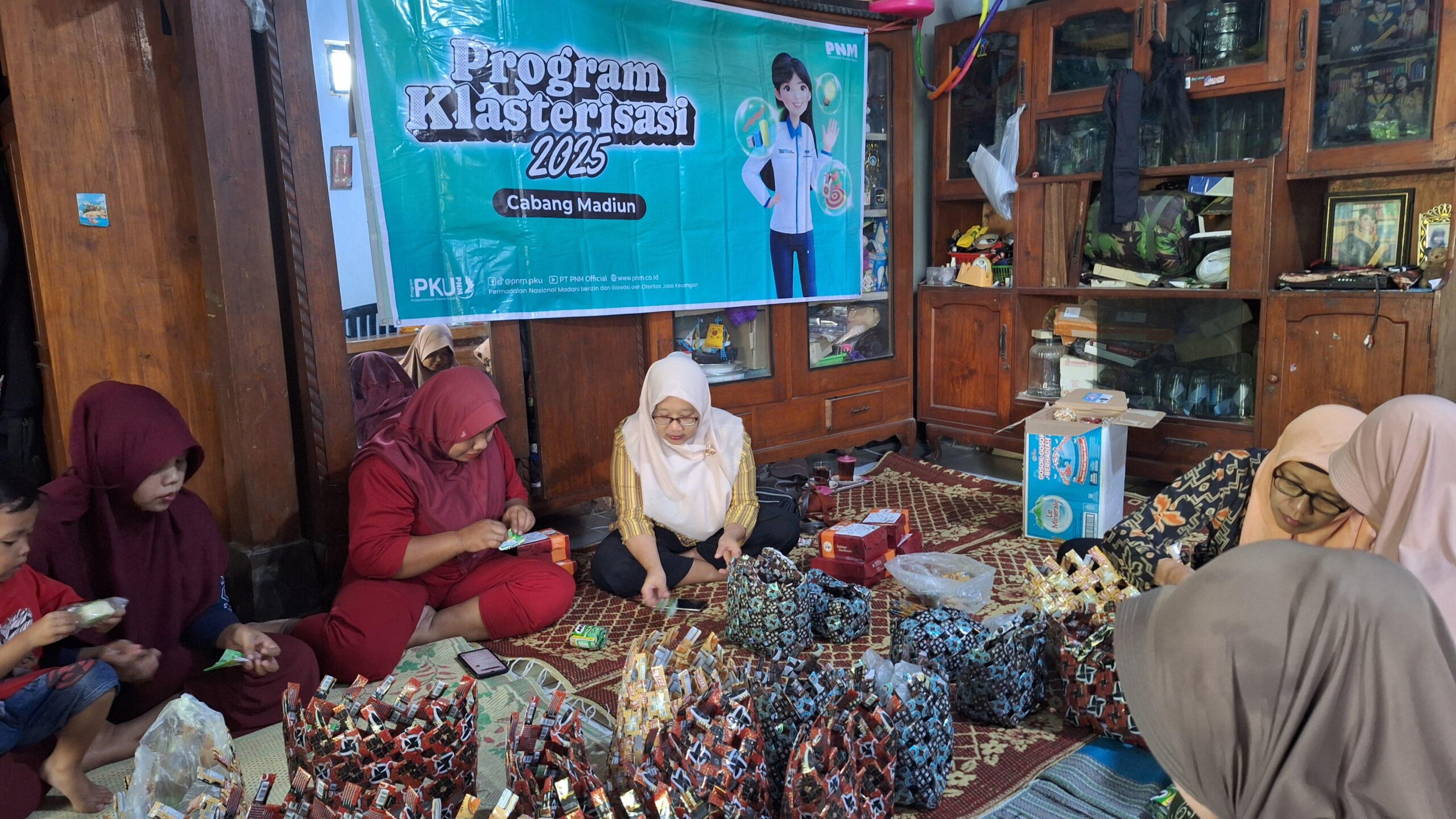 PNM Ajak Nasabah Ubah Limbah Plastik Jadi Sumber Pendapatan 2 PT Permodalan Nasional Madani (PNM) terus berkomitmen dalam pemberdayaan perempuan prasejahtera.