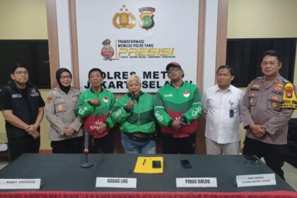 Ketua Komunitas Ojol Unit Reaksi Cepat (URC) Jakarta Selatan, Hasanah, 48, bersama anggota URC, Kabag Logistik Polres Metro Jaksel, AKBP Sri Mukminin, Pimpinan Wilayah Bulog DKI Jakarta, Taufan Akib dan Kasi Humas Polres Metro Jakarta Selatan, Kompol Murodih, serta jajaran di Mapolres Metro Jakarta Selatan, Jumat (12/9/2025). Foto: Joesvicar Iqbal/ipol.id