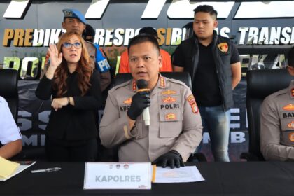 Kapolres Metro Bekasi Kota Kombes Pol Kusumo Wahyu Bintoro dalam jumpa pers di Kota Bekasi, Jumat (12/9/2025). Foto: Polres Metro Bekasi