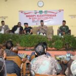 Kapolres Metro Bekasi Kombes Pol Mustofa, dalam kegiatan Ngopi Kamtibmas bersama Bupati Bekasi Ade Kuswara Kunang, dan Dandim 0509/Kabupaten Bekasi Letkol Arhanud Sabdho Aji Wibowo, di Pos Satkamling RW 09, Perumahan D’Menjangan, Desa Jayamukti, Kecamatan Cikarang Pusat, pada Jumat (12/9/2025) malam. Foto: Dok Polres Metro Bekasi