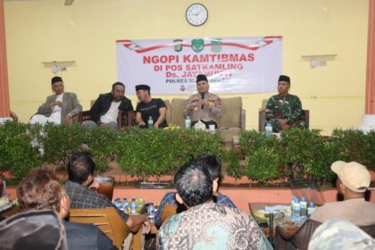 Kapolres Metro Bekasi Kombes Pol Mustofa, dalam kegiatan Ngopi Kamtibmas bersama Bupati Bekasi Ade Kuswara Kunang, dan Dandim 0509/Kabupaten Bekasi Letkol Arhanud Sabdho Aji Wibowo, di Pos Satkamling RW 09, Perumahan D’Menjangan, Desa Jayamukti, Kecamatan Cikarang Pusat, pada Jumat (12/9/2025) malam. Foto: Dok Polres Metro Bekasi