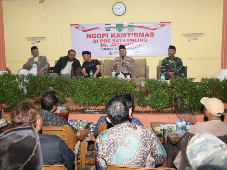 Kapolres Metro Bekasi Kombes Pol Mustofa, dalam kegiatan Ngopi Kamtibmas bersama Bupati Bekasi Ade Kuswara Kunang, dan Dandim 0509/Kabupaten Bekasi Letkol Arhanud Sabdho Aji Wibowo, di Pos Satkamling RW 09, Perumahan D’Menjangan, Desa Jayamukti, Kecamatan Cikarang Pusat, pada Jumat (12/9/2025) malam. Foto: Dok Polres Metro Bekasi